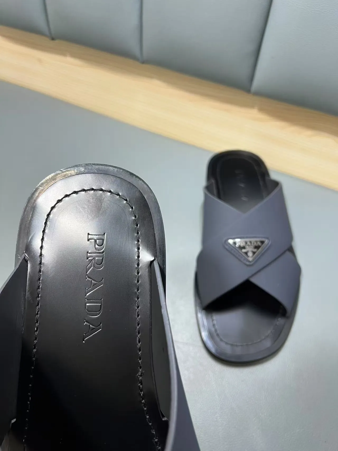 340💰PRADA Prada’s latest slippers are synchronized with the official website. This slipper is made of the brand’s unique and iconic Saffiano leather. The brand logo jumps out from the double straps, and the brand style is clearly visible. Cowhide gives men elegant charm and functional design, making it an ideal choice for vacation and leisure. Size:38-45